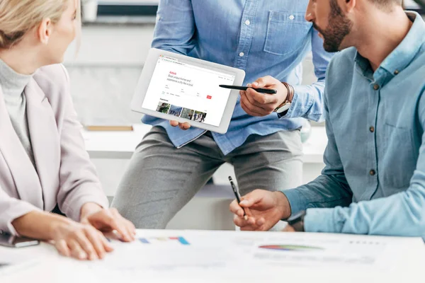 Cropped Shot Businessman Showing Digital Tablet Airbnb Website Colleagues Workplace — Stock Photo, Image