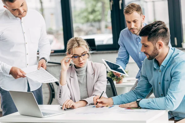 Young Businesswoman Eyeglasses Working Male Colleagues Office — Stock Photo, Image