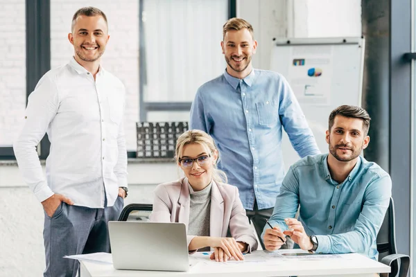 Jonge Professionele Team Glimlachend Camera Terwijl Samen Werken Office — Stockfoto