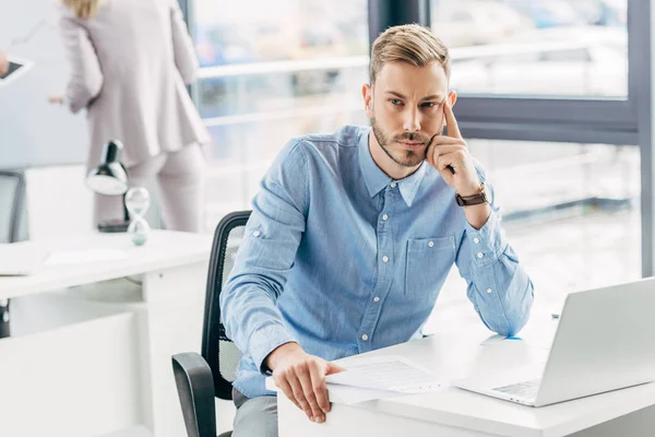 Pensativo Joven Empresario Sentado Mesa Con Ordenador Portátil Oficina — Foto de Stock