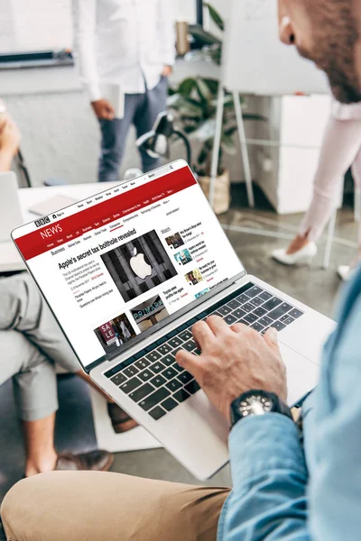 Schnappschuss Von Jungen Geschäftsmann Mit Laptop Mit Bbc News Website — Stockfoto