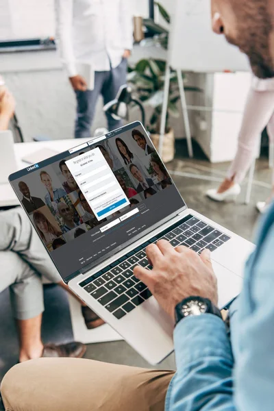 Beskuren Bild Ung Affärsman Använder Laptop Med Linkedin Webbplats Skärmen — Stockfoto