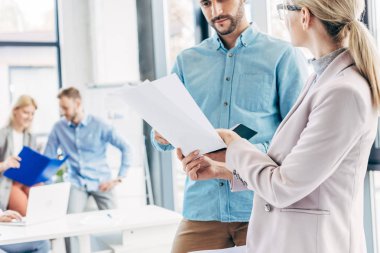 genç işadamı ve birlikte çalışma office işkadını kırpılmış