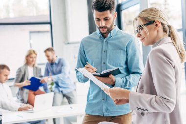 genç işadamı ve birlikte çalışma office iş kadını