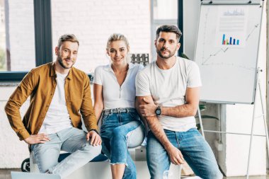 Grup Genç iş adamları birlikte office kameraya bakarak