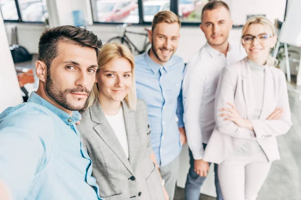 Confiant Jeune Start Équipe Souriant Caméra Dans Bureau — Photo