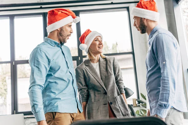 Noel Baba Şapkaları Birbirine Ofiste Bakarak Takımda Genç Başlatma — Ücretsiz Stok Fotoğraf