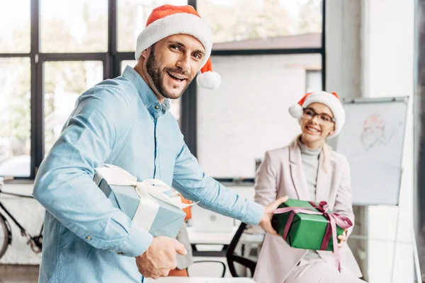 Feliz Joven Hombre Negocios Presentando Regalo Navidad Una Colega Cargo — Foto de Stock