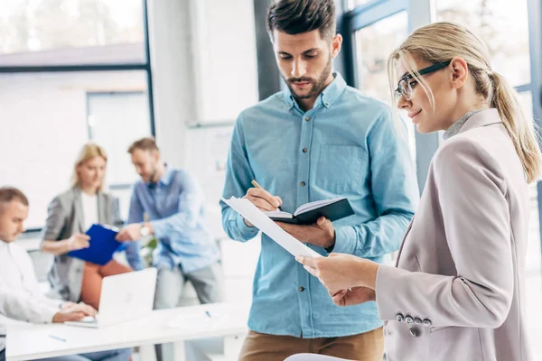 Jungunternehmerin Und Geschäftsfrau Arbeiten Büro Zusammen — Stockfoto