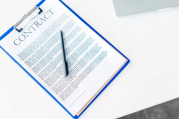 Ansicht Des Geschäftsvertrags Mit Stift Auf Weißem Tisch — Stockfoto