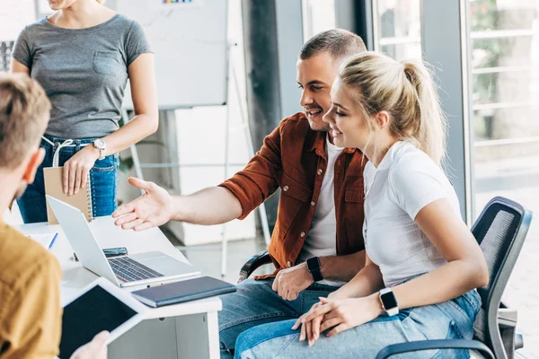 Jóvenes Empresarios Felices Trabajando Con Computadoras Portátiles Charlando Juntos Oficina — Foto de Stock