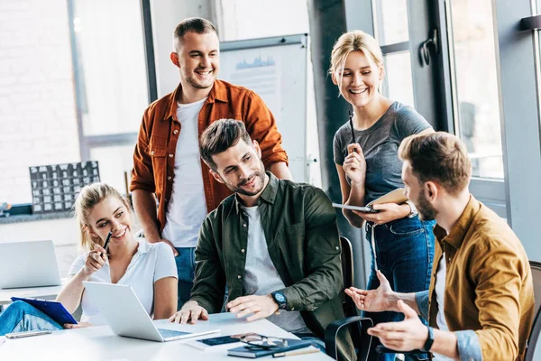 Grupo Jóvenes Emprendedores Que Trabajan Con Ordenadores Portátiles Charlan Juntos — Foto de Stock