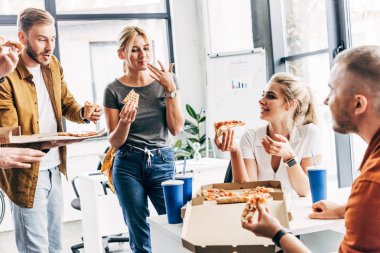 başarılı girişimciler pizza yemeğe birlikte ofiste başlangıç üzerinde çalışırken sahip Grup