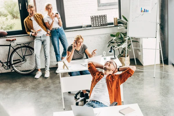 Hoge Hoekmening Van Succesvolle Zakenman Ontspannen Bij Open Ruimte Kantoor — Stockfoto