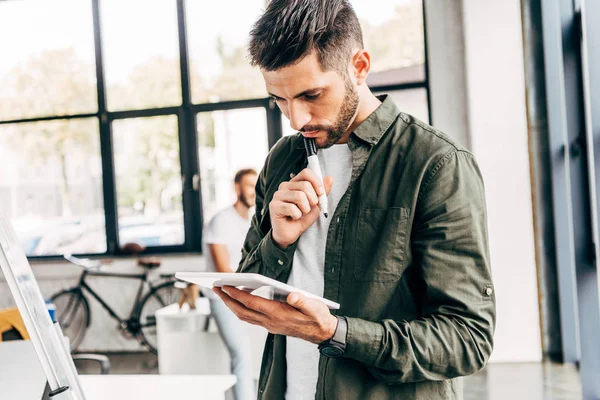 Doordachte Jonge Zakenman Werken Met Tablet Kantoor — Stockfoto