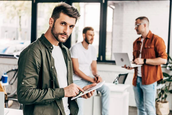 Beau Jeune Homme Affaires Travaillant Avec Tablette Regardant Caméra Avec — Photo