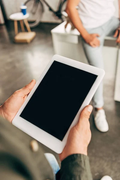 Tiro Recortado Homem Segurando Tablet Com Tela Branco Escritório — Fotografia de Stock