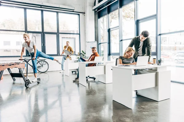 モダンなオープン スペースのオフィスで一緒にベンチャーで働いて幸せの進歩的な起業家のグループ — ストック写真