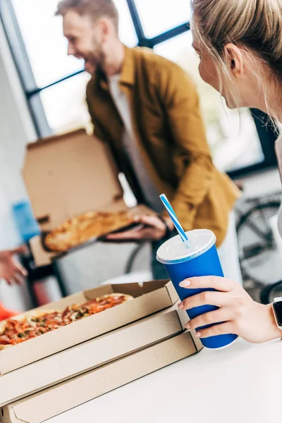 Närbild Skott Kvinna Pizza Till Lunch Med Kollegor Kontoret — Stockfoto