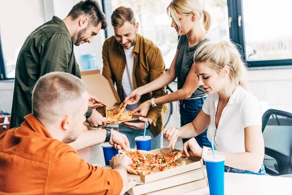 Jóvenes Emprendedores Exitosos Comiendo Pizza Juntos Mientras Trabajan Startup Oficina — Foto de Stock