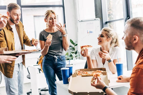 Gruppen Framgångsrika Företagare Pizza Till Lunch Tillsammans Medan Arbetar Med — Stockfoto