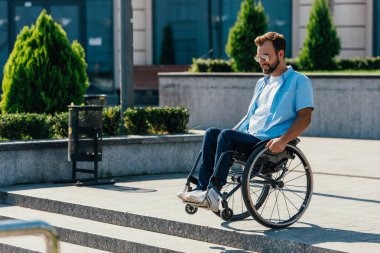 yakışıklı adam tekerlekli sandalye merdiven rampa olmadan sokak bakarak kullanarak güneş gözlüğü