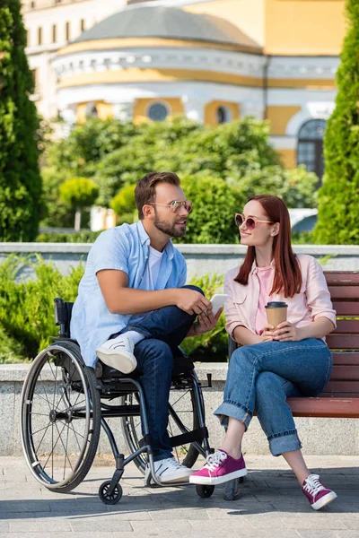 Pohledný Kluk Invalidní Vozík Smartphone Přítelkyně Kávou Ulici — Stock fotografie zdarma