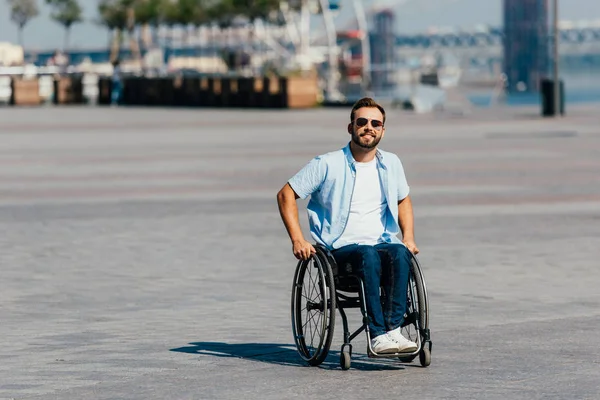 Sorrindo Homem Bonito Óculos Sol Usando Cadeira Rodas Rua — Fotografia de Stock