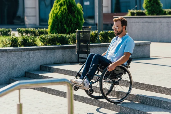 Homem Bonito Óculos Sol Usando Cadeira Rodas Escadas Sem Rampa — Fotografia de Stock