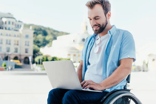 Hombre Guapo Alegre Silla Ruedas Usando Ordenador Portátil Calle — Foto de Stock