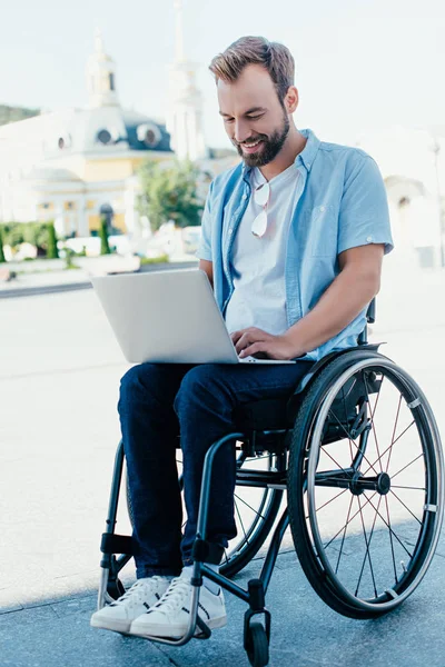 Красавчик Инвалидной Коляске Ноутбуком Улице — стоковое фото