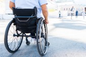Freigestelltes Bild von Rollstuhlfahrer auf Straße