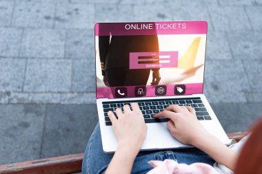 sokak online bilet cihazı ile dizüstü bilgisayar kullanan kadın kırpılmış görüntü