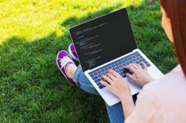park html kodu ile dizüstü bilgisayar kullanan kadın kırpılmış görüntü