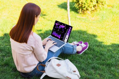 çekici kadın iş aracı Park ile dizüstü bilgisayar kullanarak