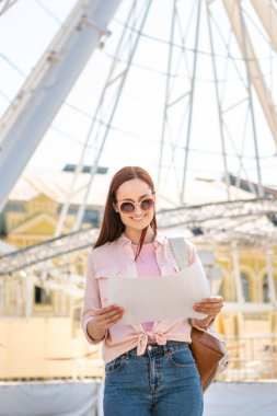güneş gözlüğü cazip turistik harita gözlem tekerleği yakınındaki bakarak ayakta