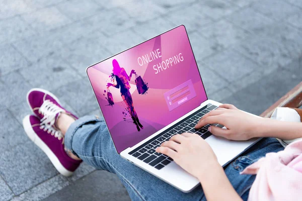 Обрезанное Изображение Женщины Использующей Ноутбук Устройством Онлайн Покупок Улице — стоковое фото
