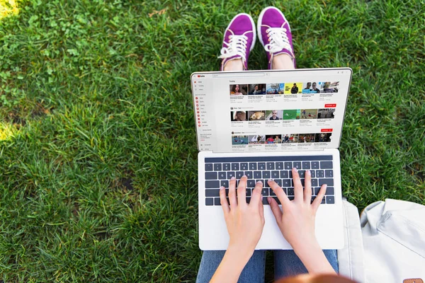 Cropped Image Woman Using Laptop Loaded Youtube Page Park — Stock Photo, Image