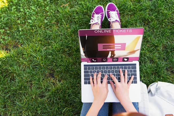 Cropped Image Woman Using Laptop Online Tickets Appliance Park — Free Stock Photo