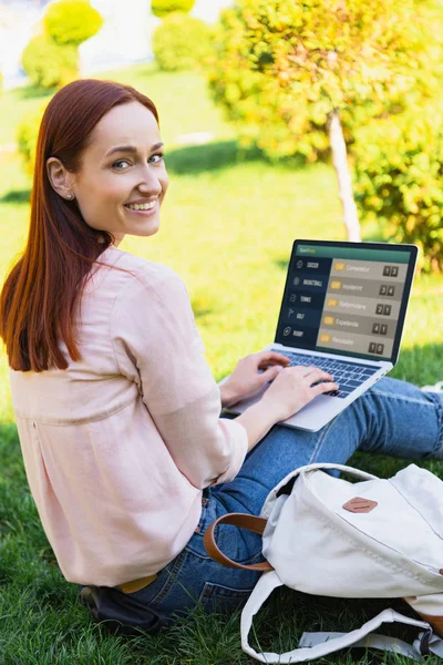 Uśmiechający Się Atrakcyjną Kobietę Pomocą Laptopa Urządzenia Zakłady Sportowe Parku — Darmowe zdjęcie stockowe