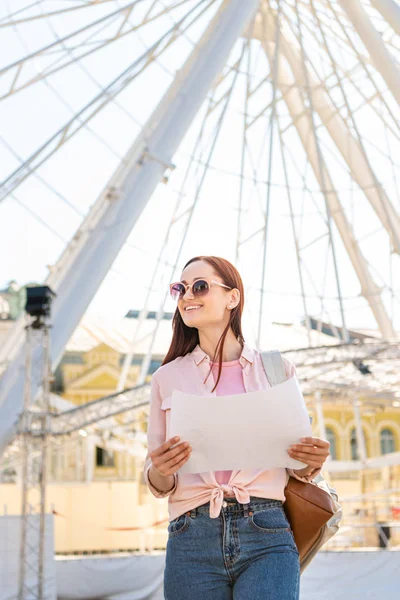 Smiling Attractive Tourist Sunglasses Standing Map Ferris Wheel Amusement Park — Free Stock Photo