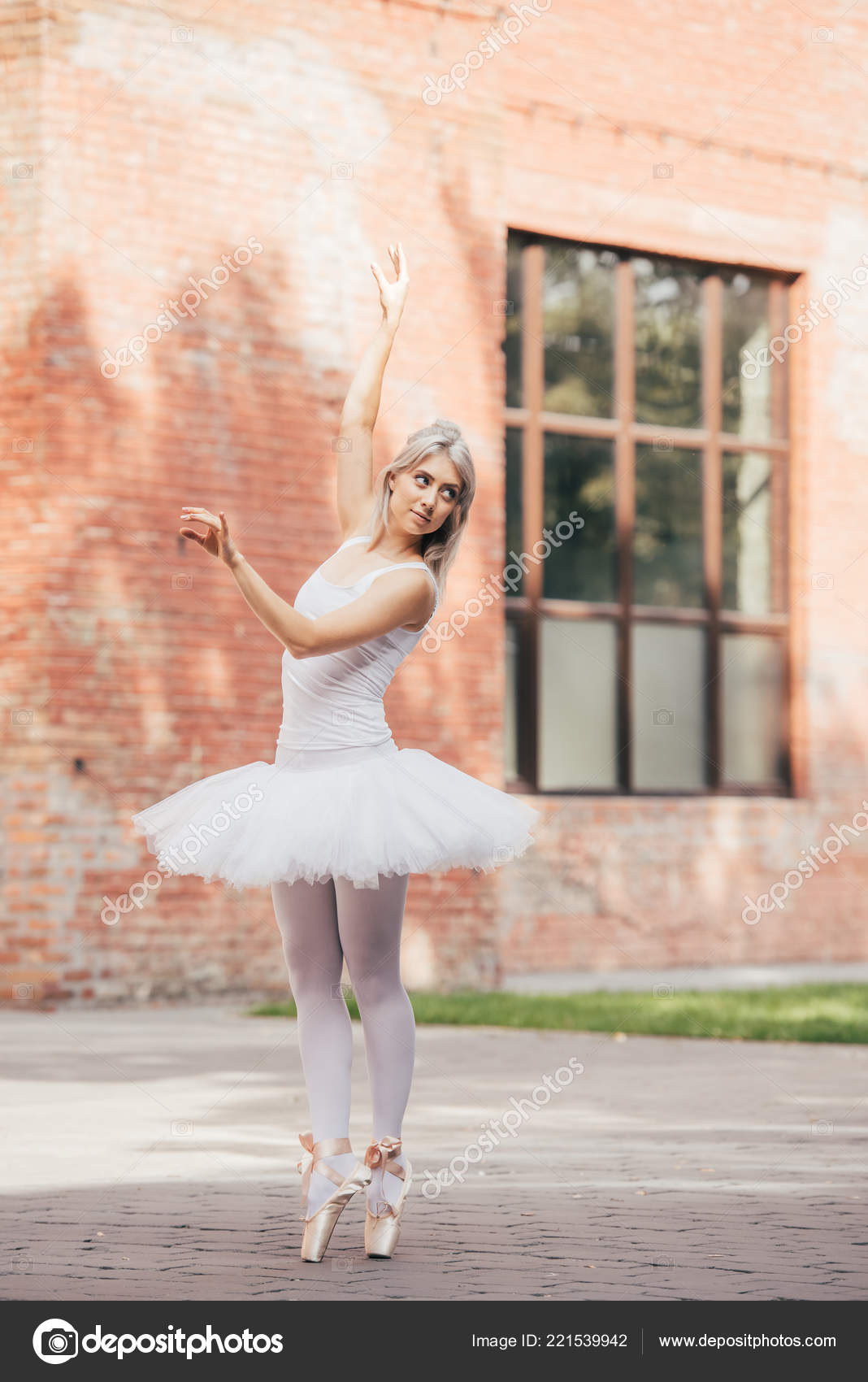Mere Krigsfanger Cosmic Attractive Smiling Young Ballerina Dancing Urban Street — Free Stock Photo  © AllaSerebrina #221539942