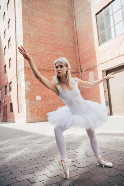 Mooie Elegante Jonge Ballerina Een Witte Tutu Dansen Straat — Gratis stockfoto