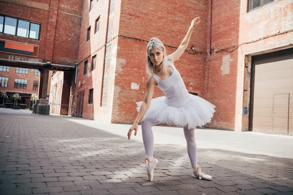 Elegante Jonge Ballerina Dansen Stedelijke Stad Straat — Stockfoto
