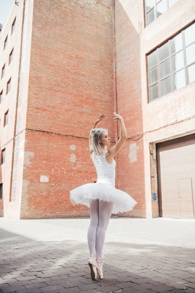 Achteraanzicht Van Jonge Ballerina Dansen Stedelijke Stad Straat — Stockfoto