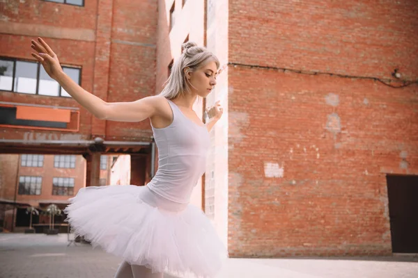 Attractive Young Ballerina White Tutu Dancing Street — Free Stock Photo