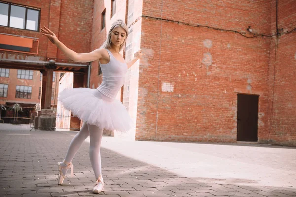 美丽的年轻芭蕾舞蹈演员在芭蕾舞短裙和尖鞋在街上 — 图库照片