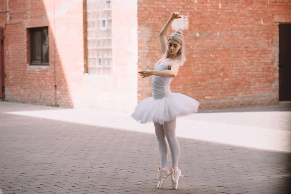 Junge Ballerina Weißem Tutu Und Spitzenschuhen Tanzt Auf Der Straße — Stockfoto