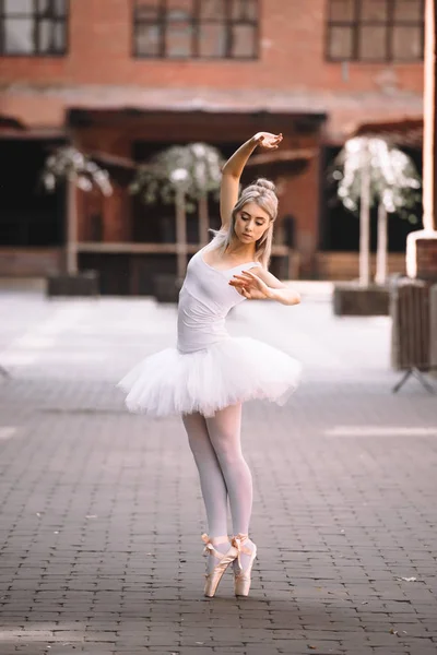 Bela Jovem Bailarina Sapatos Pointe Dançando Rua Cidade — Fotografia de Stock Grátis