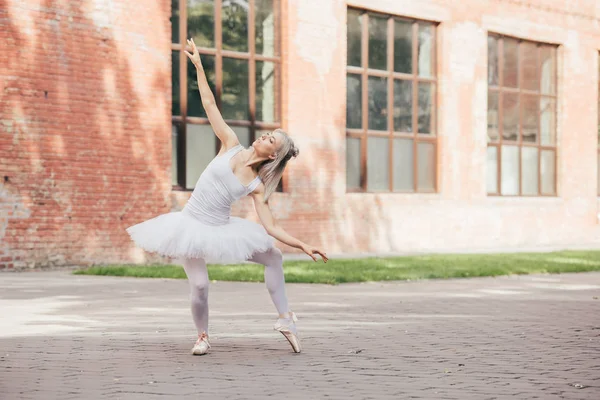 迷人的年轻芭蕾舞女演员在尖鞋跳舞城市街道 — 图库照片